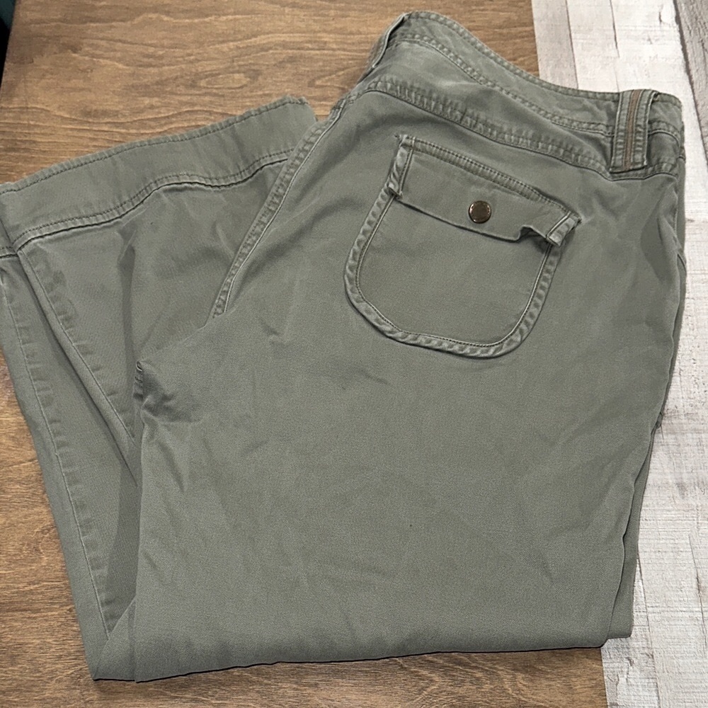BANDOLINO women’s Olive Green Capri Pants size 16 cotton fabric